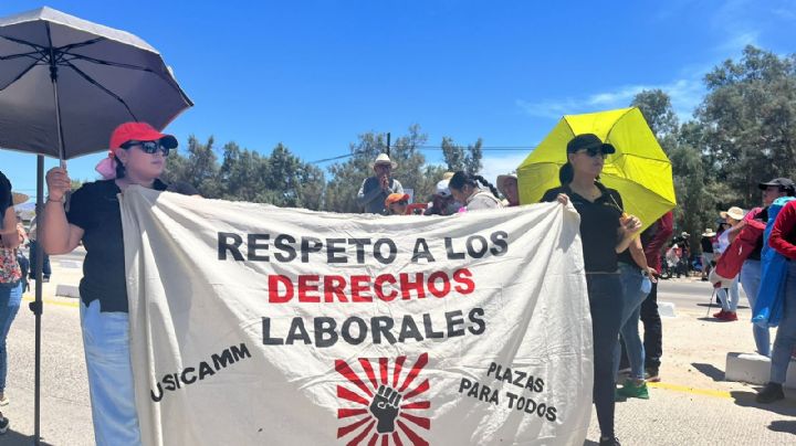 Trabajadores de la educación bloquean carretera en dirección al Aeropuerto Internacional de La Paz