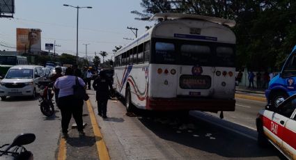 Motociclista sufre varias fracturas tras ser atropellado por un camión en Veracruz