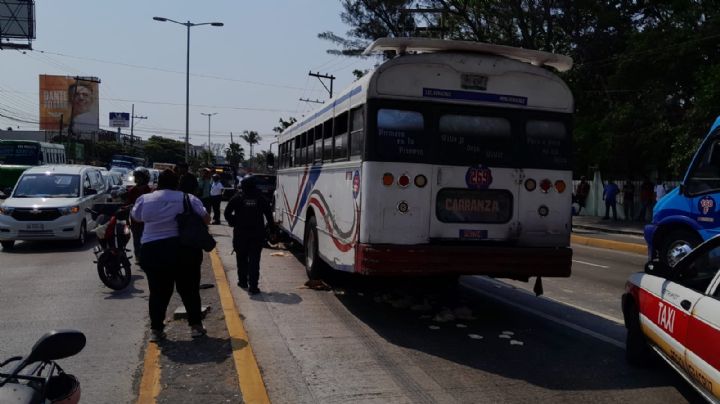 Motociclista sufre varias fracturas tras ser atropellado por un camión en Veracruz