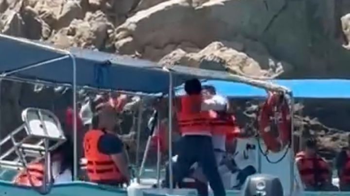 (VIDEO) En el mar, la vida son ¿Guamazos? Turistas captan pelea de lancheros en Los Cabos