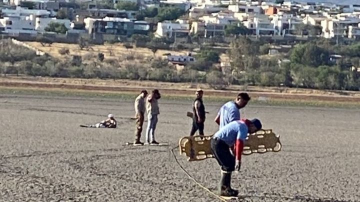 Rescatan a 2 menores tras quedar atorados en fango de Presa el Palote en León