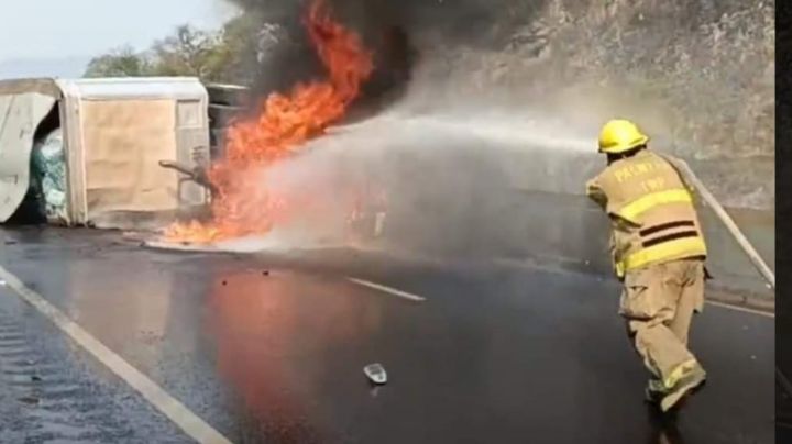 (VIDEO) Vuelca tráiler y se incendia en la autopista México-Veracruz