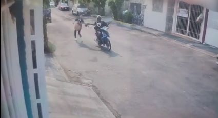 (VIDEO) Motociclista arrebata bolso a una mujer y la arrastra por la calle en Veracruz