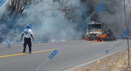 (VIDEO) Así quedó un camión de pasajeros después de incendiarse por una falla en el motor