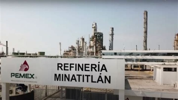 Falla en refinería PEMEX de Veracruz alarma con columna de humo amarillo