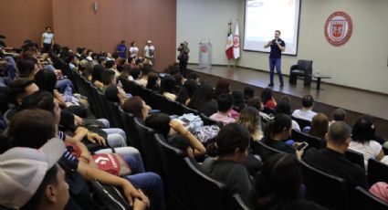 Adrián de la Garza presenta propuestas en la Universidad Metropolitana de Monterrey