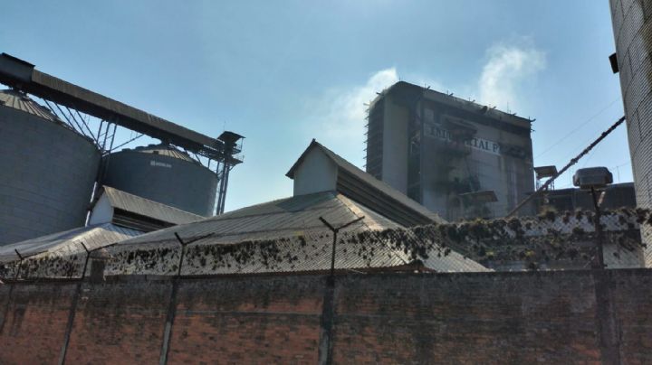 (VIDEO) Fuego y humo en Córdoba: así fue el incendio en una de las torres aceiteras La Patrona