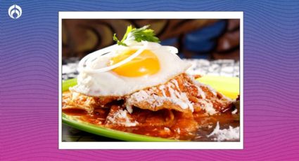 Truco para hacer chilaquiles rojos con huevo estrellado más ricos que los de las fonditas