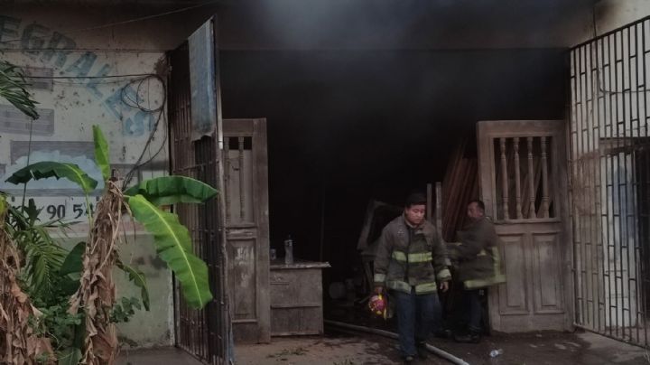 Se incendia carpintería por corto circuito en Coatzacoalcos; bombero salvó a un 'lomito'