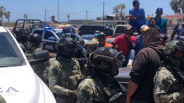 (VIDEO) Captan riña entre marinos y pescadores en BCS; un soldado levantó su arma contra ellos