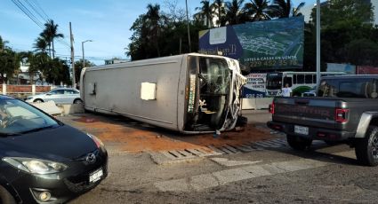 Vuelca transporte público en Boca del Río; hallan latas de cerveza vacías en el camión