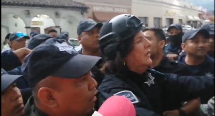 (VIDEO) Pobladores de San Andrés Tuxtla intentan linchar a alcaldesa y huye vestida de policía