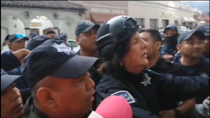 (VIDEO) Pobladores de San Andrés Tuxtla intentan linchar a alcaldesa y huye vestida de policía