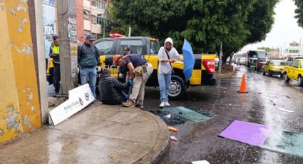 Choca Qrobús y camión de pasajeros en lateral de la México-Querétaro; hay 8 lesionados