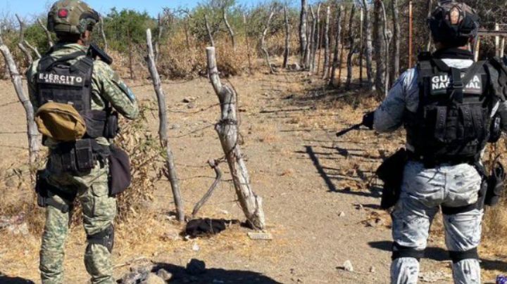 Aseguran arsenal bélico escondido en abrevadero de ganado en Sonora