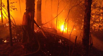 (VIDEO) Incendio en Veracruz: helicóptero sobrevuela zona y rocía agua para sofocar el fuego