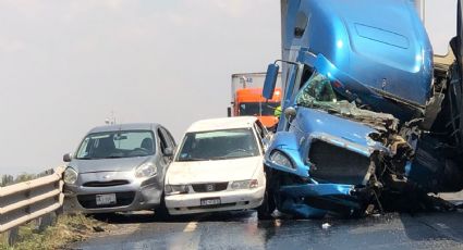 Muere chofer de tráiler tras chocar contra 2 autos y una 'madrina' en carretera de Querétaro