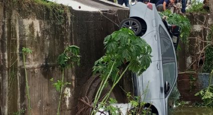 Muere sacerdote en accidente de auto tras volcar y caer de un puente en Veracruz