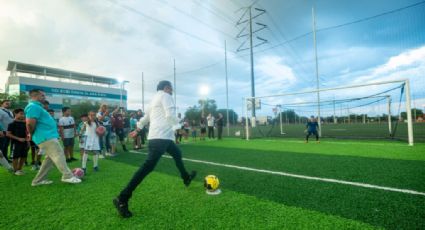 Renuevan canchas de futbol en parque lineal de Escobedo NL