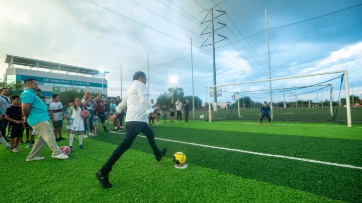 Renuevan canchas de futbol en parque lineal de Escobedo NL