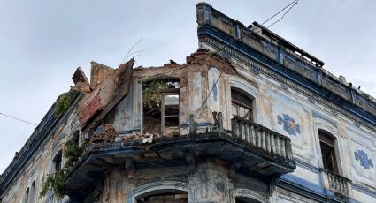 ¿Riesgo inminente? Lluvias derrumban techo de histórico edificio en Tampico