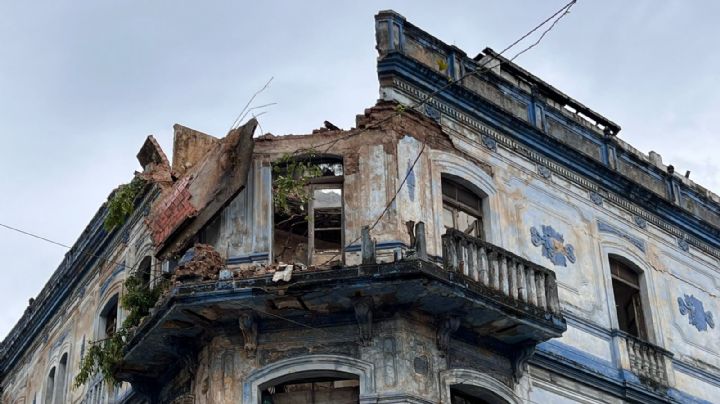 ¿Riesgo inminente? Lluvias derrumban techo de histórico edificio en Tampico