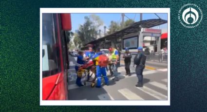 Accidente en el Metrobús deja 12 heridos; moto se 'brincó' el semáforo (VIDEO)