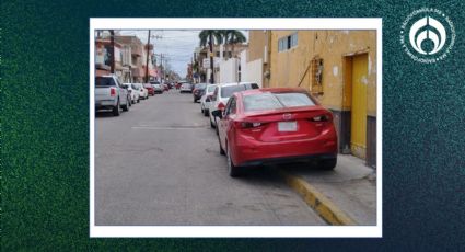 ¿Es legal estacionar mi coche encima de una banqueta? Esto dice la ley