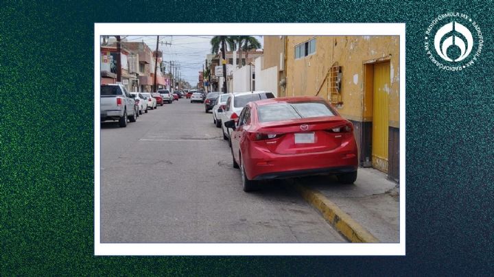 ¿Es legal estacionar mi coche encima de una banqueta? Esto dice la ley