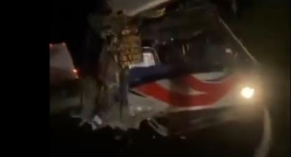 (VIDEO) ¡Destrozado! Así quedó un autobús de pasajeros tras chocar de frente con otro en Veracruz