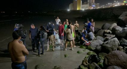 ¡Policía salvavidas! Oficial estatal rescata a menor de ahogarse en playa de Veracruz