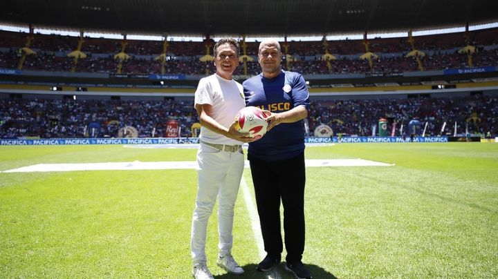 Entrega Alfaro estafeta simbólica en torneo de fútbol a Lemus como Gobernador de Jalisco