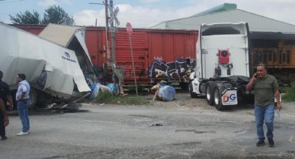 Embiste tren a tráiler y aplasta a taxi en Nuevo León