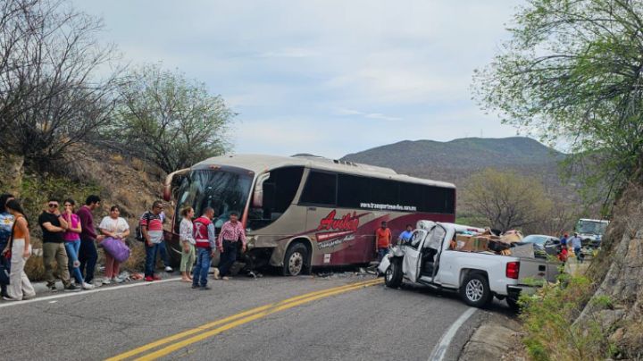 Accidente entre autobús y camioneta deja 7 lesionados en Sonora