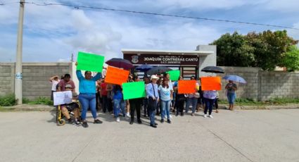 Madres se manifiestan por malos manejos en cuotas en secundaria de Tampico