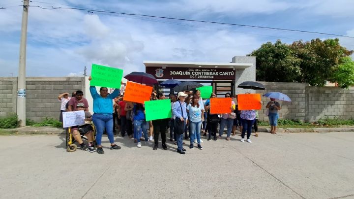 Madres se manifiestan por malos manejos en cuotas en secundaria de Tampico