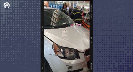 Conductora choca contra supermercado y auto se mete hasta las cajas en Coyoacán