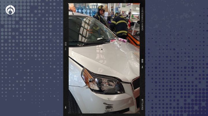 Conductora choca contra supermercado y auto se mete hasta las cajas en Coyoacán