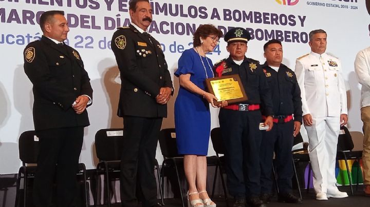 Nombran 'Bombero del Año' a Carlos Adrián Tut Keb en Yucatán con emotiva ceremonia