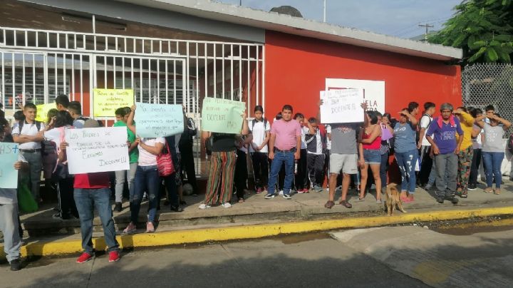 Padres de familia toman telesecundaria en Veracruz; piden la intervención del gobernador