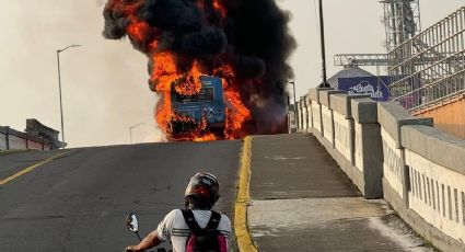 (FOTOS y VIDEO) Arde camión de pasajeros y crea 'muro de fuego' sobre puente en Veracruz