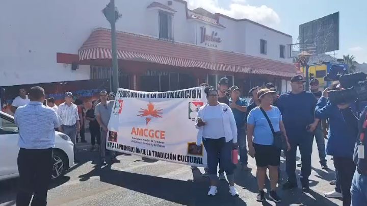 Se manifiestan 'Galleros' tras aprobación de Ley que prohíbe pelea de gallos