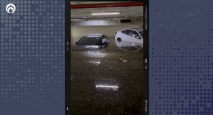 'Alberca' en Walmart: lluvias inundan estacionamiento y autos terminan bajo el agua (VIDEO)