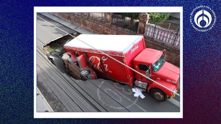 Socavón se 'traga' a camión repartidor de refresco y vehículo particular en Irapuato (VIDEO)