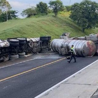 Mueren 3 personas en fuerte choque de taxi contra pipa de químicos en Poza Rica