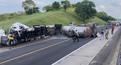 Mueren 3 personas en fuerte choque de taxi contra pipa de químicos en Poza Rica