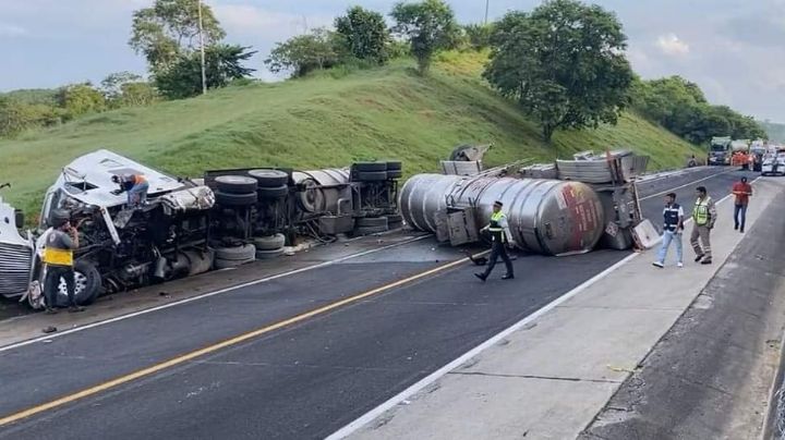 Mueren 3 personas en fuerte choque de taxi contra pipa de químicos en Poza Rica