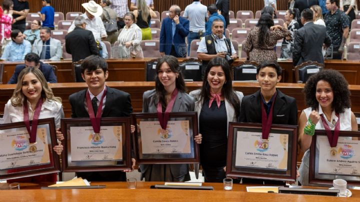 Entregan el Premio al Mérito Juvenil 2024 en el Congreso del Estado