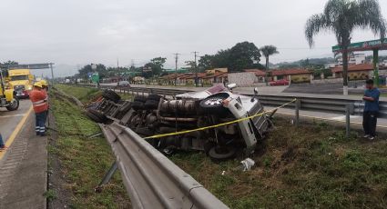 Chofer vuelca su tractocamión tras quedarse dormido en autopista de Veracruz