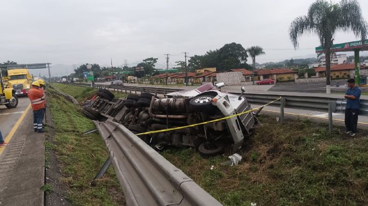 Chofer vuelca su tractocamión tras quedarse dormido en autopista de Veracruz